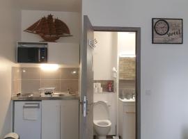 studio meublé au RDC , proche lac, B&B in Aix-les-Bains