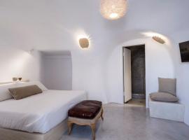 Luxury Santorini Villa Villa Aqua Dream 1 Bedroom Indoor Plunge Pool, hotel i Thólos