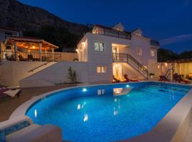 Luxury VILLA MAJA with whirlpool, heated pool, gym, sauna, panoramic sea views, hotel in Jesenice