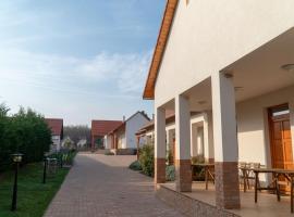 Kun Pista Vendégház, hotel with parking in Vértesboglár