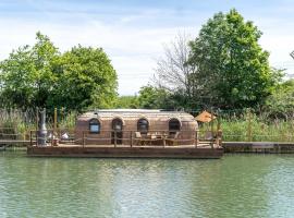 Lieblingsplatz Parey - schwimmendes Iglu, hotel v destinaci Parey