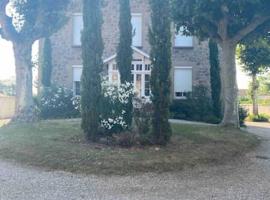 Chambres privées dans maison avec grand parc et piscine proche Via Rhona, cheap hotel in Andancette