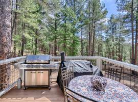 Modern Cabin in the Woods - 10 Miles to Flagstaff!, hotel v destinaci Mountainaire