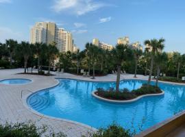 Ocean View Luxurious Condo-BEST location + balcony, hotell i Destin