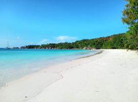 Le Chevalier Bay Guesthouse, hostal o pensión en Anse Lazio