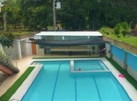 Villa Leah Natural Hotspring Resort, feriebolig i Calamba