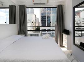 Studio moderno com vista privilegiada para a praia, hôtel à Rio de Janeiro près de : Leme (Posto 1)