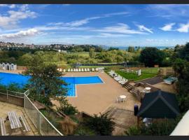 RETRO LUX GETAWAY BY THE SEA W/POOL, GYM & VIEWS, hotel with jacuzzis in Paignton