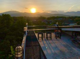 Sandee Place Mountain View Hotel โรงแรมแสนดีเพลส เมาเท่นวิว จอมทอง, hotel v destinácii Chom Thong