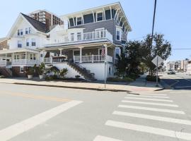 Large Beach Home with Ocean Views from Balcony Unit 2 and 3, hotel in Ventnor City