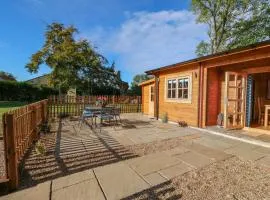 Tythe Lodge - Hot Tub Retreat in Rural Lincolnshire Family-Friendly Lodge Near Heckington