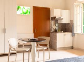 Happy Sea Home - monolocale sul mare con piscina, готель у місті Альбінія