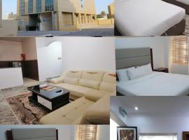 Royal Suite Hotel Apartments, hotel with parking in Al Ḩuwayl