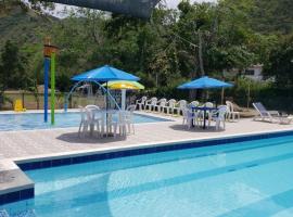 Club campestre el Peñón de Apulo, hotel amb piscina a Apulo