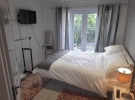 Penthouse Apartment FREE wi-fi & Parking Occasional Bed Available, hotel din Solihull
