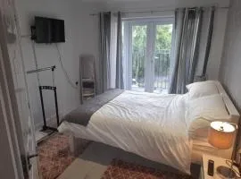 Penthouse Apartment FREE wi-fi & Parking Occasional Bed Available