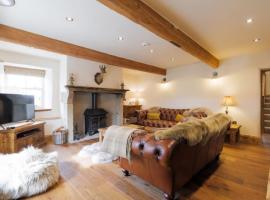 5 Star Cottage on the Green with Log Burner - Dog Friendly，Austwick的有停車位的飯店