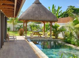 3 bedrooms villa with private pool enclosed garden and wifi at Pereybere Grand Baie，Bain Boeuf的小屋