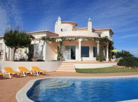 Villa with beautiful see views & spacious garden, stuga i Ferragudo