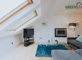 "The Penthouse Newquay" by Greenstay Serviced Accommodation - Spacious 3 Bed 3 Bath Apt with Sea Views, Sun Terrace & Private Parking - Perfect For Families, Small Groups & Business Travellers - 5 Mins To Beaches, Shops & Restaurants - Dog Friendly