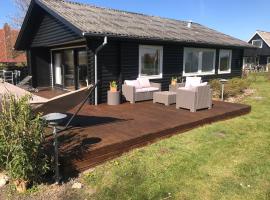 Dejlig sommerhus 150m fra privat strand, hotel i Brenderup