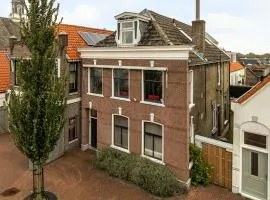 De Kapiteinshut aan de rivier met XL ligbad en sauna
