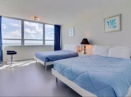 Oceanview studio on beach with pool, gym, bars, and FREE Parking, hotel in Miami Beach