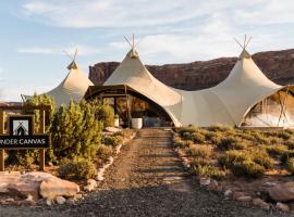 Under Canvas Moab, готель біля визначного місця Pine Tree Arch, у місті Моаб