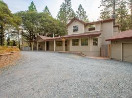 Mountain Retreat with Hot Tub & Pool Table - 1 hour from Squaw Valley Resort!, hotel with parking in Colfax