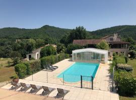 Rez de Piscine, 10 Personnes - RÊVE DE PAPILLON et À L'étage, 5 Personnes - NID D'ÉTOILES, Il s'agit bien de deux gîtes individuels qui sont reliés par un escalier interne, cela permet a une grande famille de louer les deux gîtes: Saint-Géry şehrinde bir otel