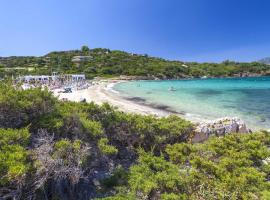 Monolocale Arianna con giardino privato e piscina, íbúð í Olbia