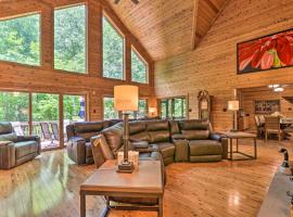 Idyllic Mtn Retreat with Hot Tub Near Shenandoah NP!, villa i Zepp