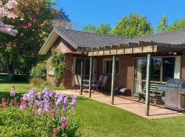 Dewdrop Cottage, hotel with parking in Hastings