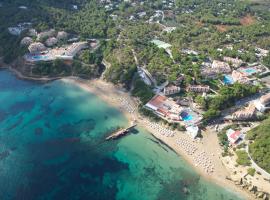 Invisa Hotel Club Cala Blanca, resort en Playa Es Figueral