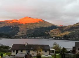 2 CV at Lochgoilhead with Swedish Hot Tub, hotel u gradu Lochgoilhead