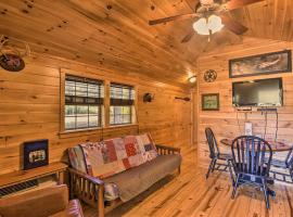 Rural Cabin Hideaway with Fire Pit and Mtn Views!, hotel v destinaci Parsons