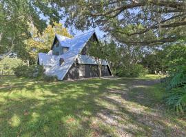 Chic A-Frame Escape with Fire Pit - Private Property, hotel en Lakeland