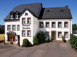Gästehaus Weingut - Fröhliches Weinfass, séjour chez l'habitant à Kenn