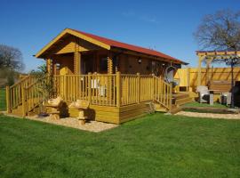 Balmoral Studio Lodge, hotel with hot tubs in Ellesmere
