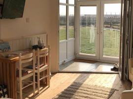 Seaside Studio right on the coastal path., apartment in West Bay