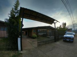 Hostal Los Guindos, guest house in Temuco