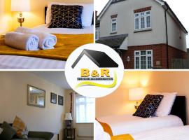 B and R Serviced Accommodation, 3 Bedroom House with Free Parking, Super fast Wi-Fi 145Mbps and 4K smart TV, Barnard House, hotel em Amesbury