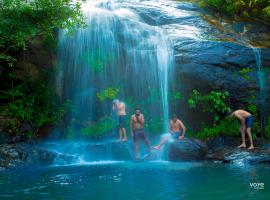 Moonlight Munnar Forest Bungalow with Private Waterfalls by VOYE HOMES, hotell sihtkohas Kanthalloor