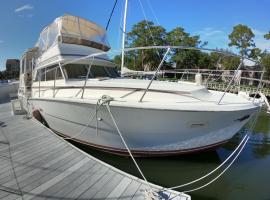 The Snuggery Vintage Yacht, hotel in Hilton Head Island