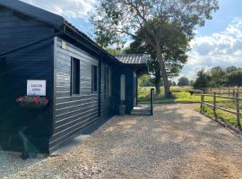 Spacious Garden Lodge at The Chestnuts, Norfolk, hótel í Norwich