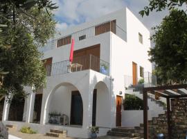 A Crystal Clear House in Pyrgos, Heraklion Crete, hotel with parking in Pírgos