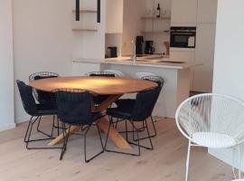 Nieuwbouwappartement Lippenslaan met 2 slaapkamers - WIFI - 6 personen, hotel cerca de Estación de tren de Knokke, Knokke-Heist