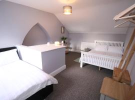 Amaya Five - Newly renovated - Very spacious - Sleeps 6 - Grantham, lejlighed i Grantham