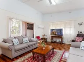 Daves Place Holiday house with WI FI Aircon and Boat Parking