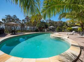 Anchorage on Straddie: Point Lookout şehrinde bir otel